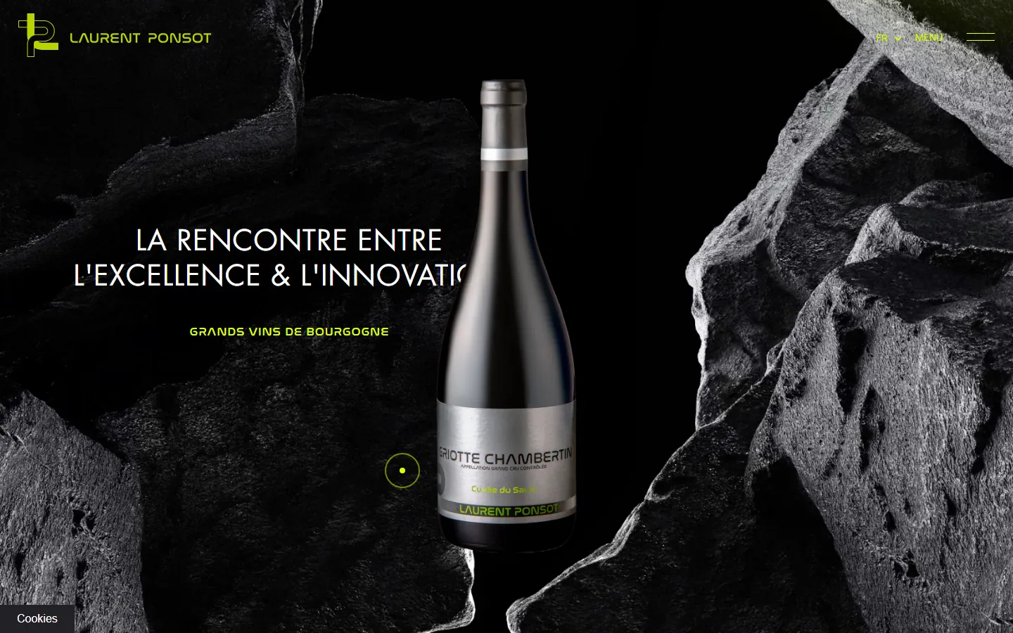 Accueil du site Laurent Ponsot : une bouteille de Griotte-Chambertin entre des roches noires
